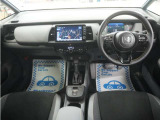 運転にかかわる様々な操作を安全に行えるように視点移動が少なく、操作性に配慮されたスイッチ類が凝縮されたコクピットです。