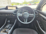 【運転席インテリアデザイン】左右対称のインテリアデザインでドライバーを包み込み運転に集中できるように設計されています。