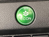 ECON モードをON にするとアクセルペダルの動きに対するエンジンの反応とエアコンの制御を切り換えることで、燃費のいい運転をするドライバーがペダルを踏んだ時と同じようにエンジンを制御します。