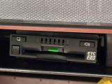 ETCカードを挿入することで高速道路を利用する際の支払いがキャッシュレスになったり、ETCスマートインターチェンジが利用できたり、とても便利なアイテムです!保証は修理保証のみとなります
