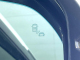【ブラインドスポットインフォメーション】走行中、ドアミラーの死角になりやすい箇所に後続車が接近するとサイドミラー付近に警告を表示、ドライバーに注意喚起をしてくれます。