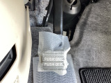 パーキングブレーキはフット式なので運転席と助手席の間はすっきり、移動も楽々です。さっと手が届く位置にATセレクトレバーやエアコンスイッチなどがあり操作性に優れています
