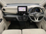 運転席まわりは機能的にまとまっています。足元が広々のインパネATです♪