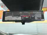【インテリミラー】車両後方にあるカメラの画像をルームミラーに映し出します。シーンに応じて液晶モニターとミラーとを任意に切り替えることもできます