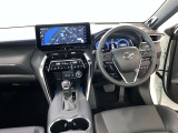 運転席周りのレイアウトをご覧ください。ナビゲーションが綺麗に装着されすっきり収まってますね!