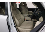 【運転席】ベージュ基調のインテリアにレザーシート(合皮※メーカー基準)。パワーシートでお好みの位置に座席を設定可能です。シートヒーター・ベンチレーター・フロアマット付です。