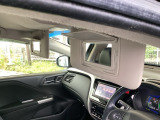 サンバイザーには、身だしなみを整える際に便利なバニティミラーが付いています。