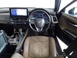 革巻きステアリングで快適な操作性の運転席です。