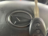 【キーレス】少し離れた場所からでもボタン一つでドアの開錠・施錠ができるのでとっても便利!ドアの鍵穴周りに傷をつけることもありません♪