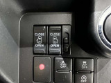 スマートキーや運転席のスイッチで後席両側スライドドアの開閉が可能♪電動だから力を入れてドアを開ける必要が無く、小さなお子様でも簡単に開け閉めでき快適です♪