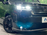 【LEDヘッドライト】悪天候や夜間走行時も良好な視界を確保し安心して運転できる高輝度LEDヘッドライトを装備!点灯速度が早く、消費電力も抑えられています。