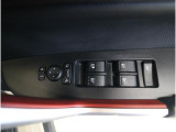運転席からドアミラー開閉&角度調整、集中ドアロック、全ウィンドーの開閉を行えるスイッチが集約されております。