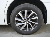 タイヤサイズは225/60R17になります。アルミは切削光輝のホイールです。