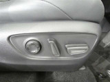 運転席のシート調整を電動で調整できます。無段階調整なので、どなたにもピッタリの調整が可能です。