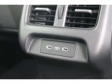 後部座席にも充電ソケットが装備されており、後部座席に座っている方も携帯電話等を充電することができます!