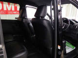 当店では専任のメカニックが大切なお客様のお車を一台一台丁寧に整備いたします。自社認証工場にてリフトアップし下回りまでキッチリ検査いたします。