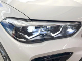 ●LEDヘッドライト:夜間走行時も良好な視界を確保し安心して運転できる高輝度LEDヘッドライトを装備!点灯速度が早く、消費電力も抑えられています。