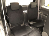 サードシートです。荷物が思ったより多くなった時や、大人数のドライブなど様々なシーンで対応が来ます。片方を畳んで荷物を載せたり、シートアレンジも自由自在。