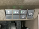 ハンドルの右側にはヘットライトリベライザーとHondaセンシング用のメインスイッチがついています。ヘッドライトリベライザーは道路状況や積荷の加重に応じてライトの高さを調節できます。