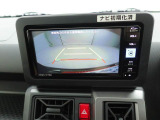 後退時に車両の後ろ側をモニター画面に表示します。車庫入れなどでバックする際に後方確認ができて便利です。車庫入れが苦手な人もこれで安心。