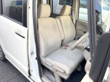 運転席まわりには十分なスペースがあり、大柄な方でもゆったり運転していただける環境です。