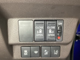 両側電動スライドドアは運転席から操作ができるよう、操作スイッチが付いています。Hondaセンシング用のVSA(ABS+TCS+横滑り抑制)解除と路外逸脱抑制機能のオンオフスイッチなどがあります。