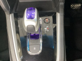 ハイブリッド専用セレクトレバーです。シフトチェンジを電子信号で送信するセレクトレバーを採用していますので、軽快でスマートな操作を楽しめます。