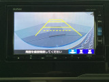 バックでの車庫入れも安心です!リアカメラが付いているバックモニター付のナビを装備しております。操作線もついており距離感も画面から確認できます。