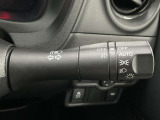 【オートライト】車のセンサーが周囲の明るさを感知し、自動でヘッドライトを点灯・消灯する機能です。この機能は夕暮れ時の交通事故が多い時間帯の安全性を高めてくれます。