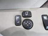電動格納ドアミラーを装備しております。駐停車時や狭い路地でのすれ違い時などで便利です☆また、手元のスイッチで左右ガラス面の角度変更ができるため、お好みの角度に調整が可能です♪