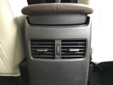 後部座席にもエアコン吹き出し口がしっかり装備されています。