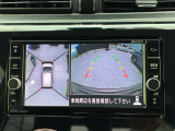真上から見下ろすような映像で、車庫入れや縦列駐車時に、自車と駐車位置の関係をひと目で確認でき、スムースな駐車をサポート。