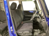 女性でも運転がしやすいように、シートの高さ調整機能(シートリフター)がついています。運転席と助手席の間が空いている為、助手席側への移動がスムーズです。交通量の多い道でも助手席側から乗り降りができます。