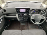 運転席まわりは機能的にまとまっています。足元が広々のインパネATです♪