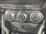 【オートエアコン】一度お好みの温度に設定すれば、車内の温度を検知し風量や温度を自動で調整。暑い&hellip;寒い&hellip;と何度もスイッチ操作をする必要はありません。快適な車内空間には必須の機能ですね♪