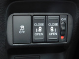 両側パワースライドドアのスイッチで運転席から操作できます。もちろんドアハンドルで操作も可能です。