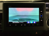 ギヤをR(バック)に入れるとナビの画面に後ろの映像が映るリアカメラ付です。後退時、コンディションが悪い視界でもカラーバックモニターがドライバーをサポートします。