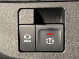 指先だけで簡単に操作が可能な電動パーキングブレーキを採用。「HOLD」スイッチを押すと、渋滞や信号待ちなどでブレーキペダルから足を離しても、ブレーキを保持するので安心です