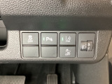 ハンドルの右側にはヘットライトリベライザーとHondaセンシング用のメインスイッチがついています。ヘッドライトリベライザーは道路状況や積荷の加重に応じてライトの高さを調節できます。