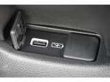 リア席にも急速充電対応タイプのUSBジャックを2つ設けました。どこの席でも快適空間を感じられる装備の1つです!
