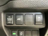 自動でリアゲートを開閉できる電動リアゲート、車がカーブの外側へ膨らんだり内側へ巻き込んだりする挙動を防止し安定した走行をサポートする横滑り防止装置付きです!