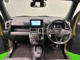 オレンジの差し色&カモフラージュ柄のシートが気分を高める運転席に加えてUV&IRカット機能付きフロントガラスの面積や位置取りが良く、高いアイポイントで前方・右前・左前方向の見通しがいいですよ!