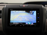バックカメラの画像です。ガイドラインがスムースな車庫入れをサポートいたします。車庫入れの安心感がアップしますね。