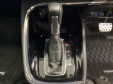 「e:HEV」は、モーター走行を中心にしながら電気エネルギーやエンジン動力を最も効率よく使い分けることができる賢いハイブリッドシステムです。サイドブレーキはスイッチ操作の電子制御パーキングブレーキです