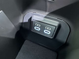 充電用USB端子付き。スマートフォンなどの充電に便利です。