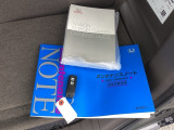 取扱説明書やメンテナンスノートもそろっています。スマートキーは荷物を持っている時でも、キーを取り出さずドアの施錠・開錠ができます。