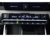 ★運転席と助手席でそれぞれお好みに合わせて温度設定が行えるフルオートエアコンです。外気温や室温、日射量を感知し、吹き出し温度、風量を緻密に制御します