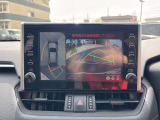 【全方位カメラ】自車を真上から見下ろす視点をモニターに映す機能。駐車や離合時の死角を無くして安全を支えます。トヨタ名のパノラミックビュー等、現代の商談では外せない必須の安全装備です。