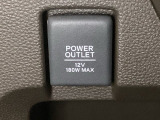 アクセサリーソケットはUSBのアダプターなどをつければ、スマホの充電にも使えます。周辺には物が置けるボックスがついています。