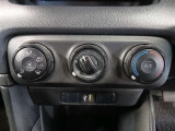シンプルで使いやすいマニュアルエアコン。適切に操作することで快適な車内環境を保つことができます。